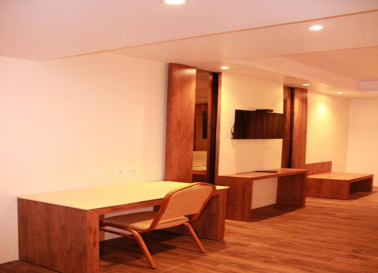 Hotel Sarovar Portico, 4*