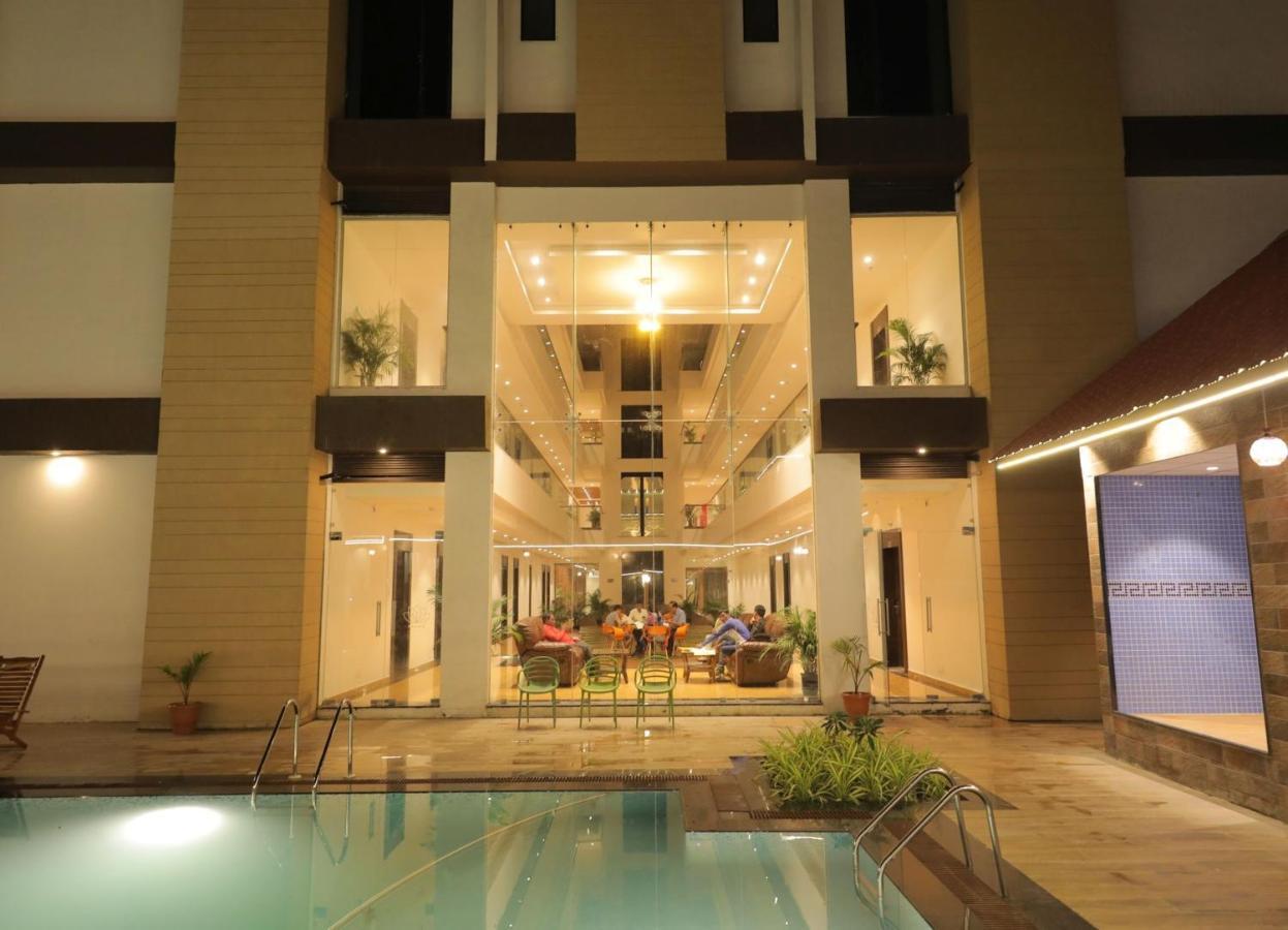 Sarovar Portico, Hotel