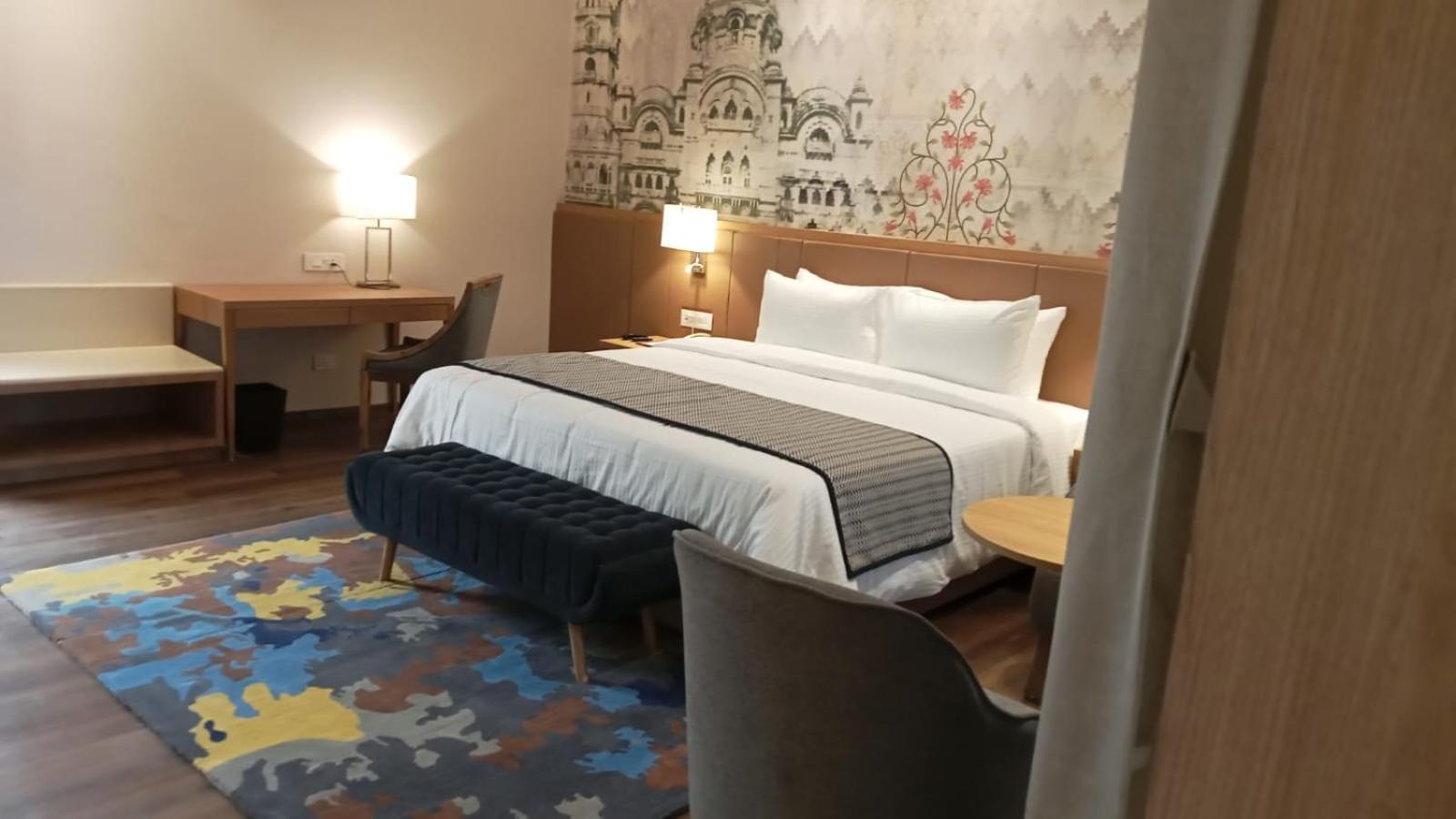 Sarovar Portico, Hotel
